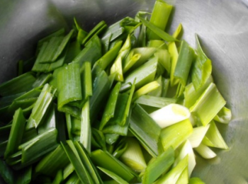 step4: 蒜苗洗淨，切段。