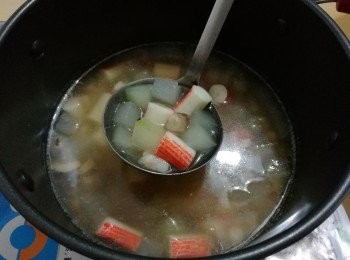 step9: 下冬瓜、冬菇、豬肉、瑤柱在鍋中，材料熟後，加入蝦和蟹柳，再煮一會，待材料熟透便關火。