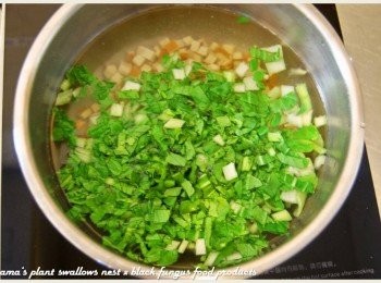 step3: 煮一鍋水，煮沸後先下豆乾，過一陣子再下青江菜丁。