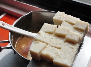 step7: 另外我取出一小鍋湯料，將新鮮手工的蘿蔔高切成小四方塊放入滾煮約5~7分鐘關火