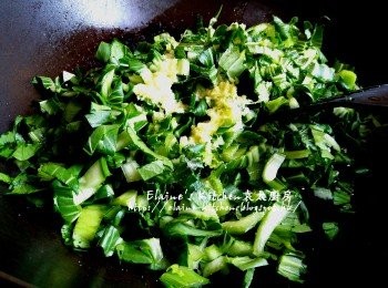 step14: 小棠菜放入鑊中 , 加入餘下一份的薑汁及少許鹽拌勻