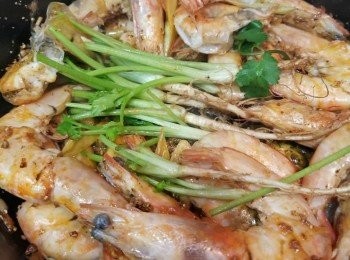 step5: 而家可以放入芫荽莖再爆香