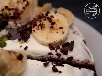 step8: 頂部不漂亮也沒關係，補上裝飾還是很不錯。 （100g鮮奶油加10g糖在比例來說其實偏低，但因蛋糕含糖、香蕉甜味很夠，所以做此調整）