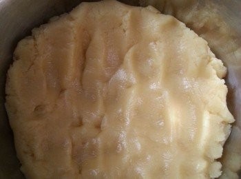 step5: 將粉糰用盤裝起,壓平,放入雪櫃雪30分鐘