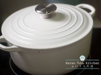 step6: 然後蓋上蓋子，用最小火煮30分鐘。