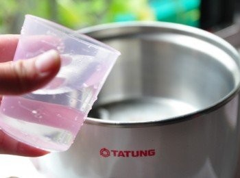 step2: 外鍋放入一杯水容量