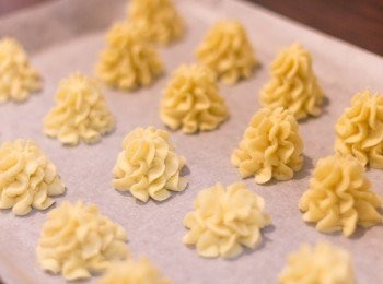 step6: 平均如圖唧好約 13 - 15 塊既之份量於已鋪上牛油紙之焗盤上，於入已預熱至攝氏170 度之焗爐，焗大約 15 分鐘