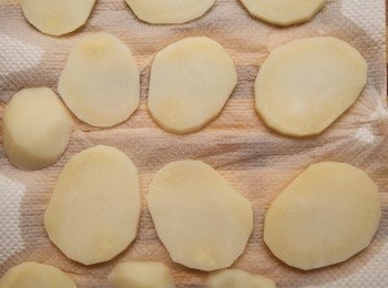 step2: 將馬鈴薯上的水分吸乾。