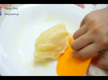 step7: 取出，馬上用膠刮剷起麵糰。