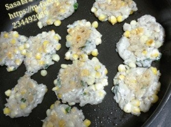 step3: 平底鍋洗淨燒熱，落一湯匙油，用匙羹勺一些肉漿落平底鍋，細火煎1分鐘，反轉用鍋鏟壓平，倒入3湯匙滾水，關盖焗至收水，再煎至兩面金黃即可上碟!