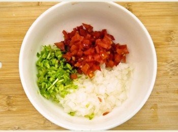 step3: 將洋蔥去皮後切成丁狀與切丁的小番茄、切段的豌豆嬰，一同放入碗中。