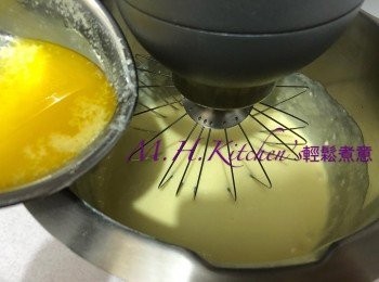 step25: 加入蛋,牛油溶液用攪拌機攪均成漿