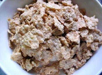 step3: 倒入適量SpecialK原味香脆麥米片，