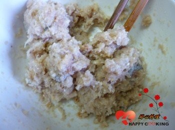 step5: 和一大匙水往一個方向攪拌均勻