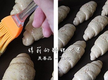 step5: 發酵好的麵包表面抹上一層蛋液，可以增加麵包色澤。 烤箱先預熱 170 度 C 麵包表面噴灑些許水再送進烤箱中 烘烤約 15~18 分鐘，至表面呈現均勻色澤即可。 麵包烘烤出爐後放置在網架上冷卻 待涼後即可享用。 ※ 每台烤箱的狀況皆不相同，請依自家烤箱的狀況做調整設定。