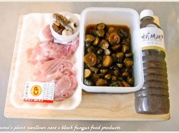 step1: 準備黑木耳養生露、雞腿肉塊、醬瓜、香瓜與蒜頭等<span class="group_1">食材</span>。