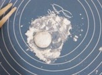 step6: 放點粉，壓扁。每個劑子7g哦，最多8g，否則皮厚了，就不合本人口味了。