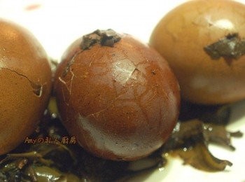 step4: 將水煮蛋放入茶香滷汁裡(滷汁的水量超過蛋的高度約2cm即可),小火煮約25-30分鐘熄火放涼。放涼後可連同鍋子(含滷汁)放冰箱讓茶葉蛋入味。隔天享用味道會更棒。