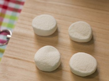 step6: 朱古力包綿花糖做法：大粒綿花糖打橫放，中間剪開，每粒變成兩個圓餅狀