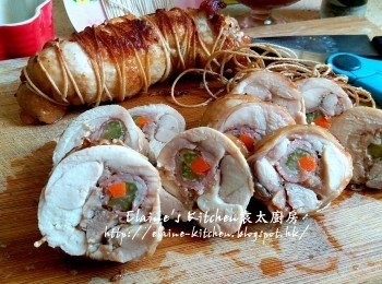 step12: 雞卷待涼10分鐘後剪去棉繩 , 將雞卷切件放上碟 , 再淋上汁料即可