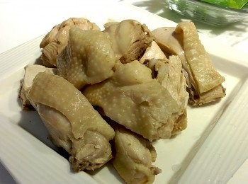 step1: 土雞切塊退冰後，先川燙去血水雜質；九層塔洗淨備用。