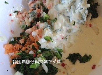 step5: 放入以切好的洋蔥、甘筍、紅辣椒和羽衣甘藍拌勻，