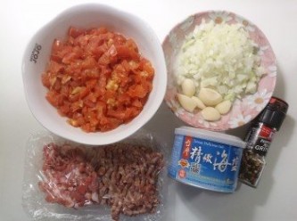 step1: 將番茄切小塊後蒸10-15分，悶20-30分後備用（如果番茄不想吃皮，可以先切半蒸熟剝皮再切小丁也可以），洋蔥切小丁、大蒜壓泥（切片也可）備用