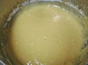 step2: 篩入麵粉，鹽 及泡打粉拌勻。加檸檬汁及檸檬皮，也可加自己喜歡的果仁，水果乾等