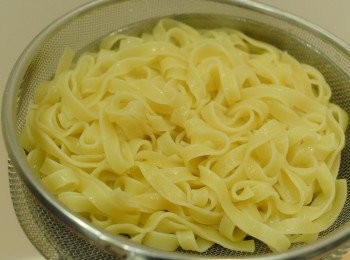 step1: 先煮沸一鍋水，然後下一茶匙鹽，煮意粉， 我用了闊條麵，因麵條較闊，可沾多點醬汁。將蒜頭切碎，洋蔥切小塊。可用新鮮或罐頭蟹肉