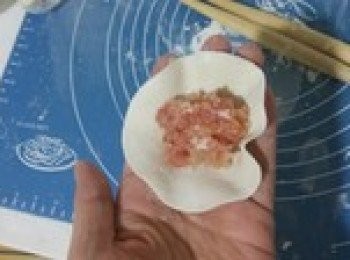 step8: 放肉，每個芯子大約15g肉