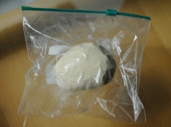 step3: 將麵團搓圓，放入密實袋內，放出空氣 （如沒有大的密實袋，可將麵團分成兩份）