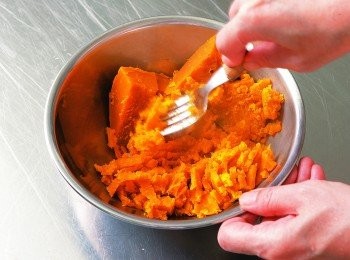 step1: 製作<span class="group_2">南瓜醬</span>。南瓜去除籽和籽囊之後，切成適當的大小。 在水中迅速泡一下，放入耐熱容器中，鬆鬆地覆上保鮮膜，然後以微波爐加熱7 ∼ 8分鐘，讓南瓜變軟。去皮之後移入缽盆中，趁熱以叉子的背面壓碎，做成約250g的泥狀。