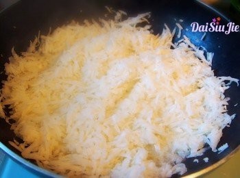 step4: 蘿蔔刨絲。
燒熱鑊，下一點點油，放入蘿蔔絲，略炒。加入剩下的蘿蔔汁，加鑊蓋中火煮１０分鐘。