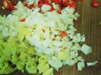 step3: 這時把所有材料調好，金針菇撈起灼熟，然後放入盤子里，所有調料倒入，攪拌一下，即可。