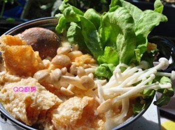 step4: 接著放入所有<span class="group_1">食材</span>煮滾，加鹽巴調味，就可以享受簡單的又香醇還帶點為辣的小火鍋囉!