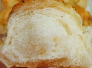 step2: 麵包桶取出放回麵包機內,,逐一加入<span class="group_3">材料</span>B),,用烏冬或餃子皮模式,,加入鹽搓數約3分鐘,,再加入糖搓約3分鐘,,再加入酵母搓約3分鐘