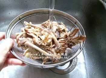 step1: 雞骨放入水中拌勻 , 蓋上蓋用中火出水5分鐘後用水沖洗油份及瀝乾