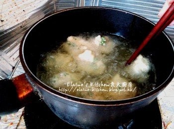 step6: 燒紅鑊 , 將鯪魚球放入油鑊內 , 用筷子拌勻防黏埋一團