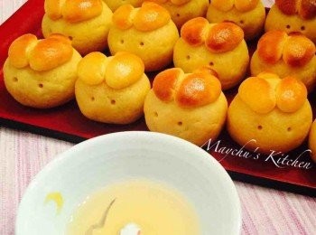 step6: 焗爐預熱230度。放入兔兔先焗5分鐘，取出在耳朵及尾巴位置掃上極薄的蛋液，靜置風乾約10分鐘，再次在相同位置掃上極薄的蛋液後，再焗2分鐘，取出再在同一位置刷上糖水再焗1分鐘完成。