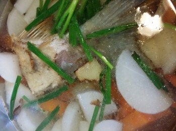 step2: 飲湯前可把青葱拿起。