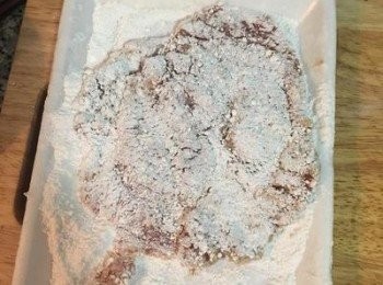 step2: 起油鍋，加熱到170度；
豬排兩面沾上地瓜粉或木薯粉，