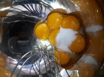 step4: 蛋黃加入砂糖，用手動打蛋器打至砂糖溶化
