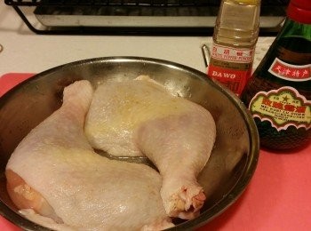 step2: 洗淨雞脾抹亁水份，用少許胡椒粉+玫瑰露酒6 ml + 鹽1茶匙醃30分鐘待用