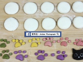 step6: 白色糯米糰，滾成長條狀，分切成毎份約14公克的量；接著各自滾成圓球狀，滾好後稍為壓扁平備用(可蓋上保鮮膜防乾燥)。 其餘有顏色糯米糰，用手捏成貓掌，其中黑色糯米糰，捏成黑貓臉。