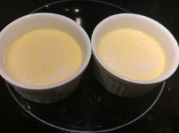 step4: 食前撒上一層白糖再用火槍燒焦表面。