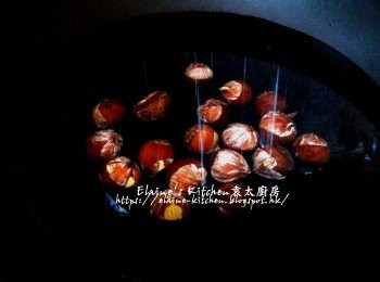 step1: 栗子放入熱水中蓋上蓋用中火煮5分鐘