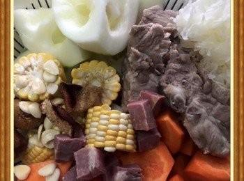 step1: 魚翅瓜去皮去籽，切大舊;粟米去外衣，沖洗一下後切為數節;紅蘿蔔去皮洗凈，滾刀切;雪耳半両浸發大後去頭，出出水;排骨適量,出出水;金華火腿約2両,出出水;南北杏2湯匙,洗一洗;果皮1塊浸軟;蜜棗3粒洗一洗