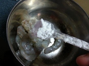 step2: 蝦肉用1茶匙生粉擦洗蝦,用水沖洗乾淨