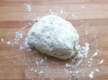 step8: 麵糰移至撒上麵粉的桌面上,繼續用雙手揉至光滑狀,將麵糰放在室溫下鬆弛約10-15分鐘(蓋上保鮮膜或濕布)