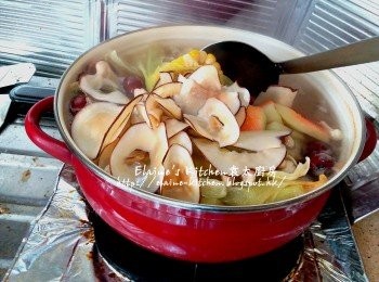 step5: 煲滾後加入海底椰片拌勻 , 用中火煲15分鐘後 , 轉慢火蓋上蓋煲1 1/2小時